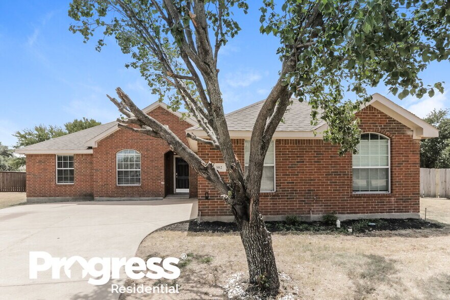 Primary Photo - 302 Shadow Bend Cir