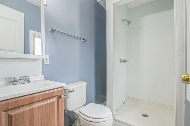 Building Photo - Updated 2 bedroom 2 bath Home in Laurel La...