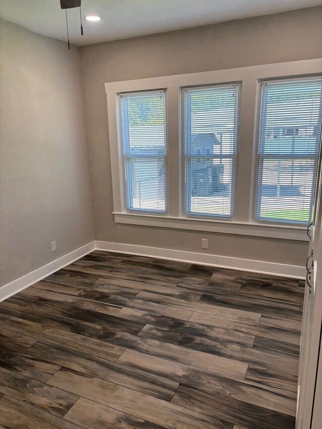 Building Photo - 3 Bedroom 1 Bathroom Downtown Georgetown Home