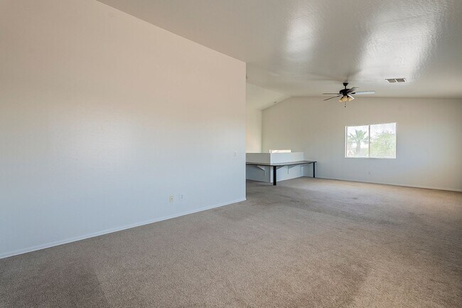 Building Photo - 4 Bedroom home for rent