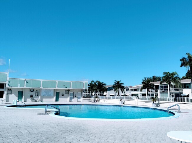 Building Photo - 740 Horizon W