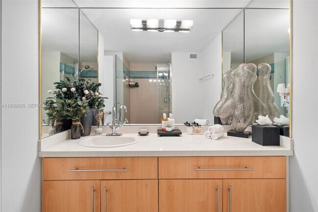 Building Photo - 2301 Collins Ave