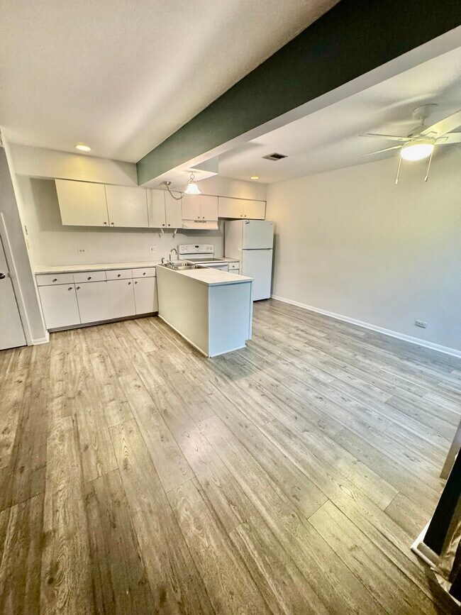 Building Photo - 3349 Beacon St