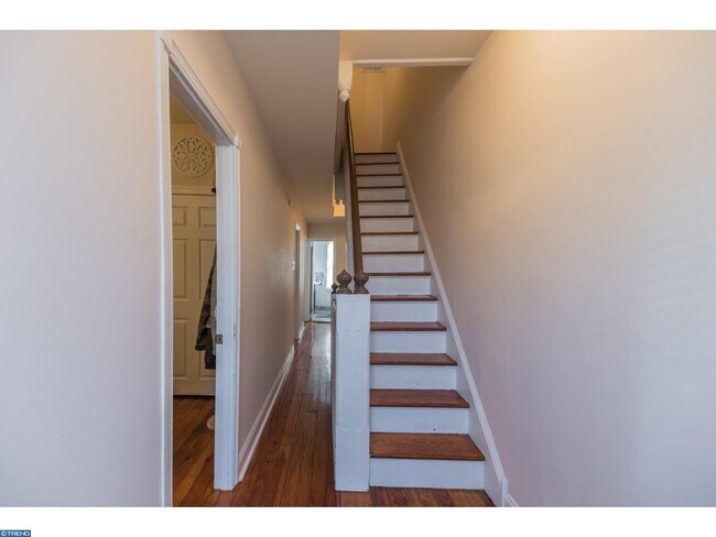 Building Photo - 385 Conarroe St