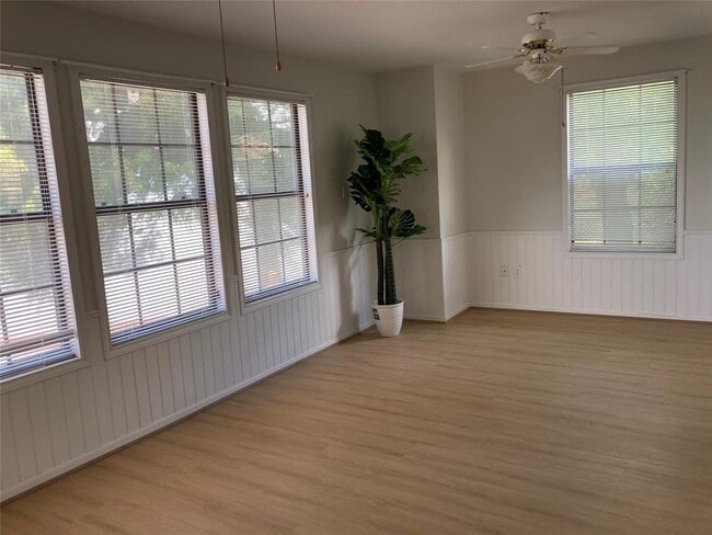 Building Photo - 554 Harbor Dr