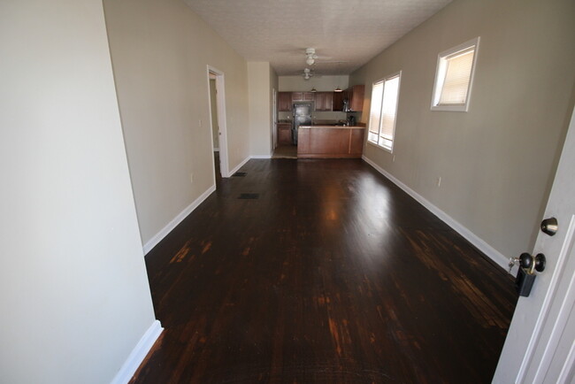 Building Photo - Spacious 2 Bedroom close to campus!