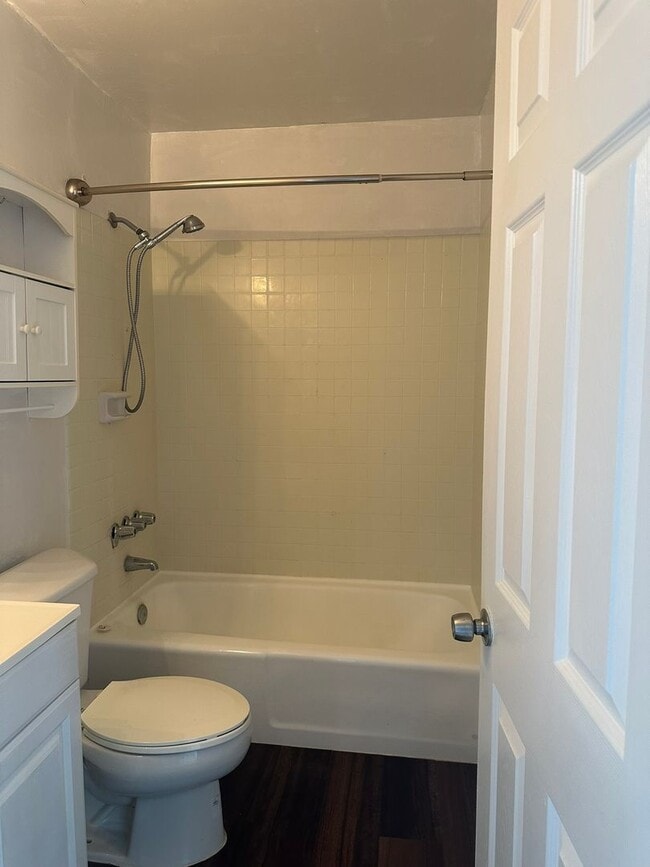 Building Photo - Fairway Gardens – 2 BD / 1 BA / 1 PK Spacious & Convenient Condo Living