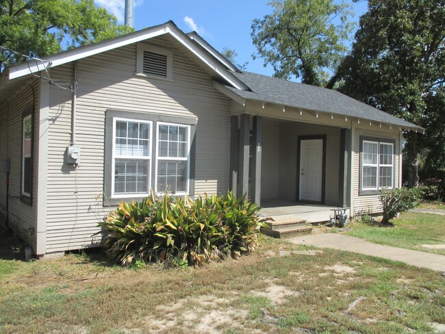 Building Photo - 3 bed close to Tech Campus