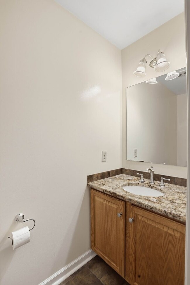 Building Photo - Beautiful 3 BR End Unit Townhouse in Summit Hills!