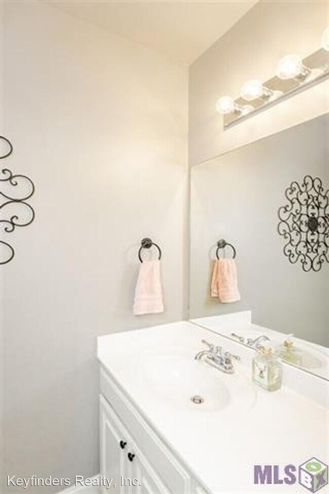 Building Photo - 3 br, 2 bath House - 1502 Harwich Dr., Unit C