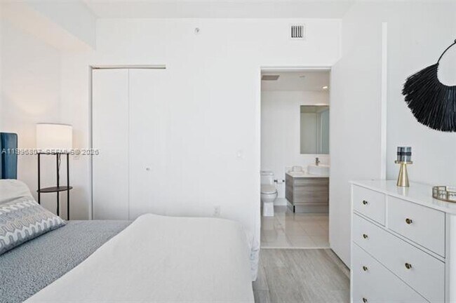 Building Photo - 121 NE 34th St