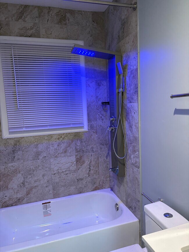 Building Photo - 15886 Northlawn St