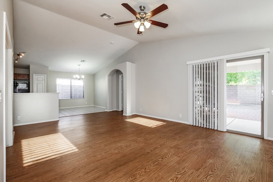 Building Photo - 3319 W Louise Dr