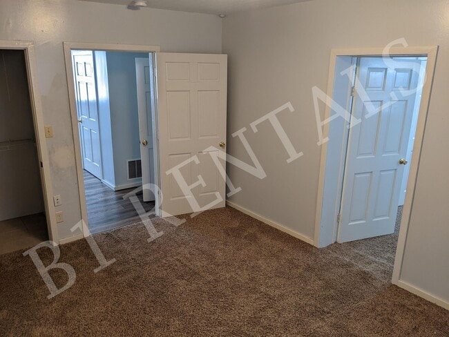 Building Photo - 712 Summit St