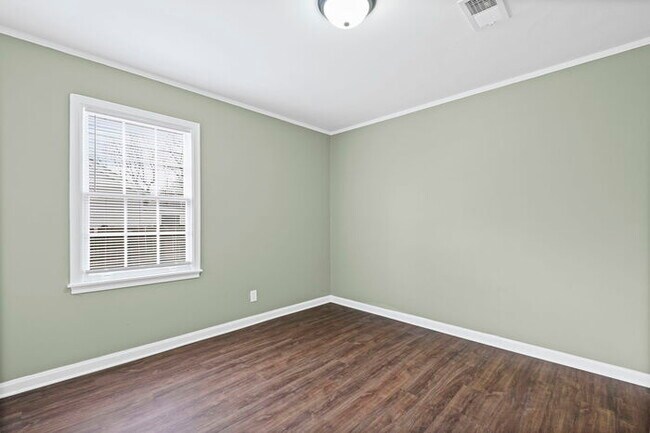 Building Photo - 4 Bedroom In Colonial Acres