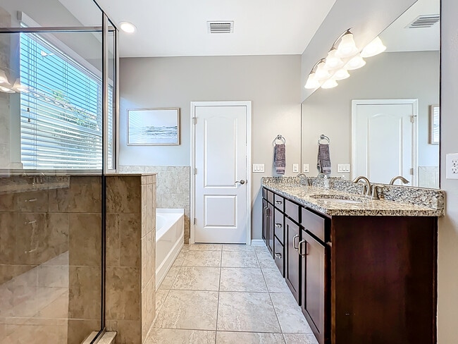 Building Photo - 3009 Esmeralda Dr