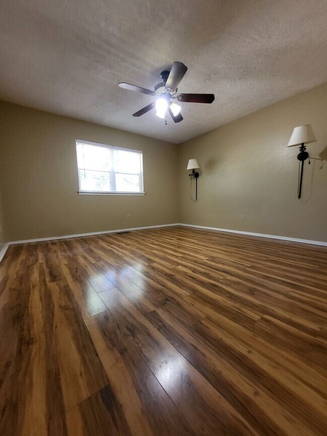 Building Photo - (4) Bed/(2) Bath + (2) Living Areas Avail ...