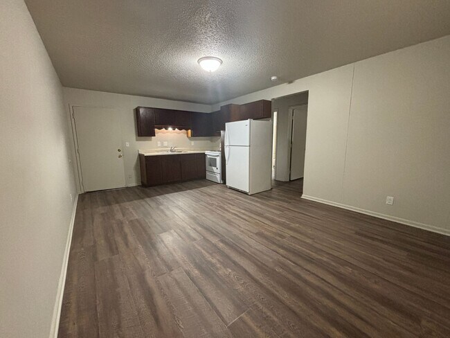 Building Photo - Renovated 1 Bed, 1 Bath Apartment at the B...