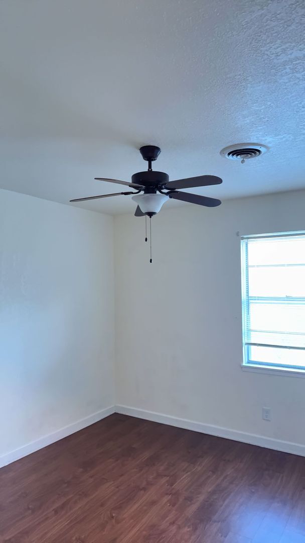 Building Photo - 3 bedroom 1.5 bathroom! HOUSING ACCEPTED!