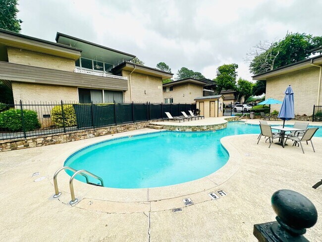 Building Photo - Spacious Condo in Prime Sandy Springs Location – Gated Community with Pool!