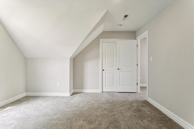 Building Photo - Renovated 5-bedroom 3.5-bathroom home loca...