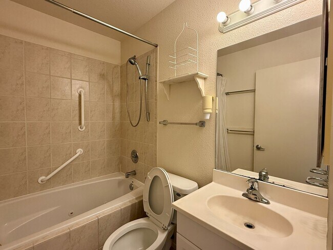 Building Photo - Charming 2 Bedroom in Oceanside 55+ Community
