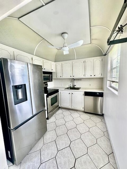 Building Photo - 368 Mansfield I