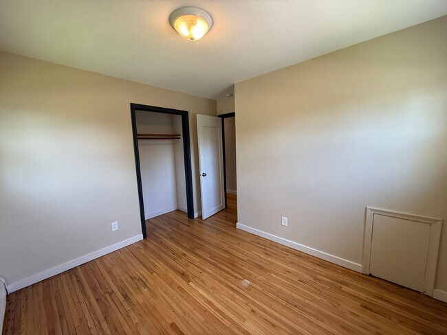 Building Photo - 560-562 37th Ave NE