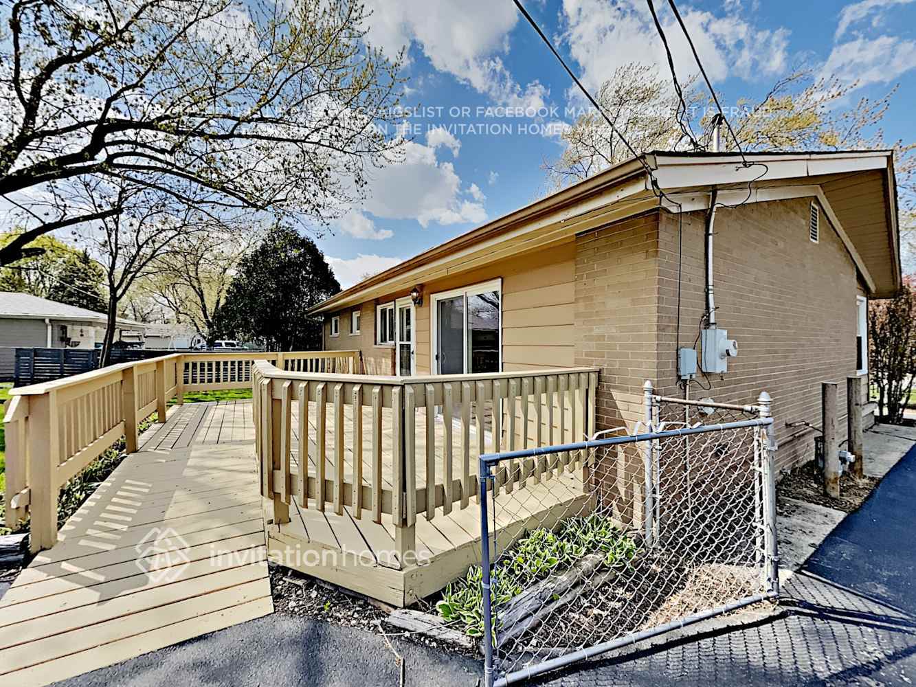 Building Photo - 253 E La Porte Dr