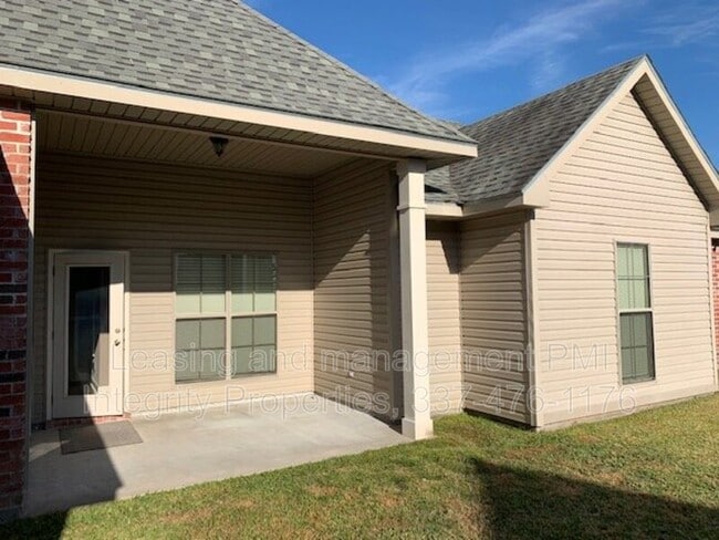 Building Photo - 209 Bentgrass Dr