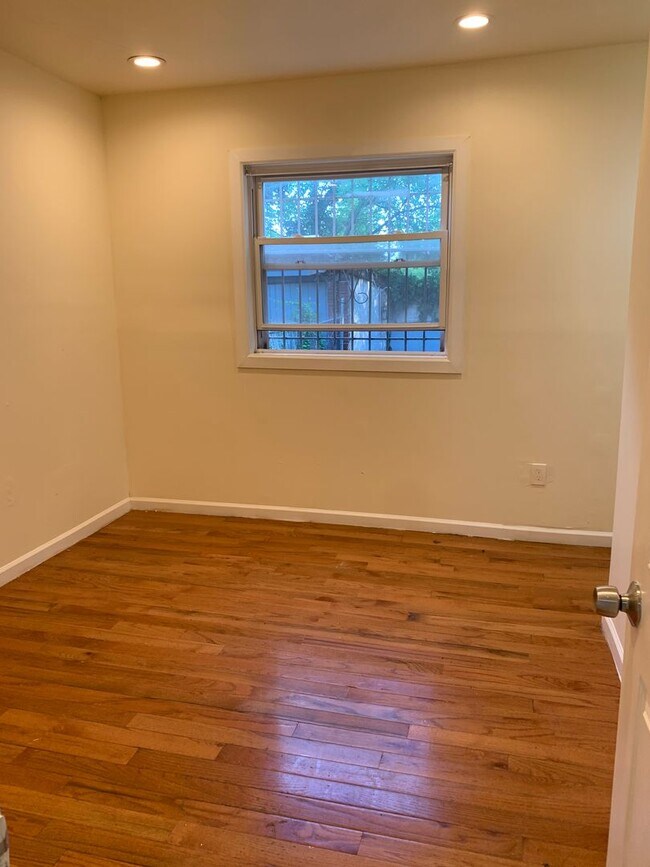 Building Photo - 54 Kent St