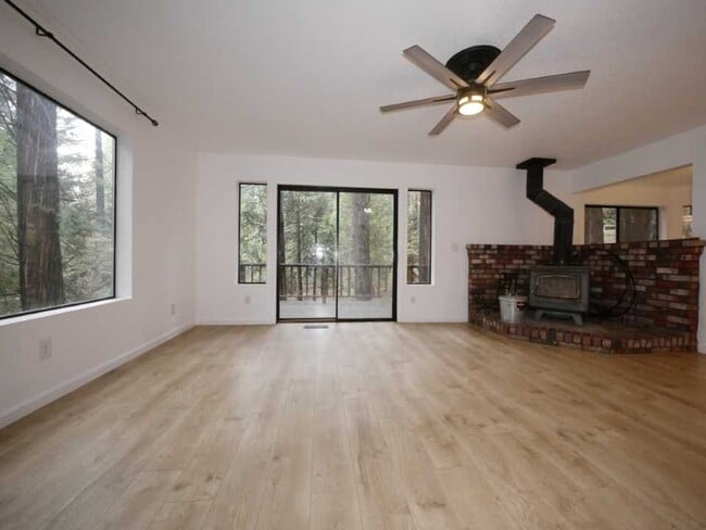 Building Photo - 18111 N Meadow Dr