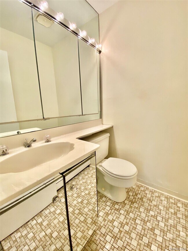 Building Photo - 75 Greenway Close