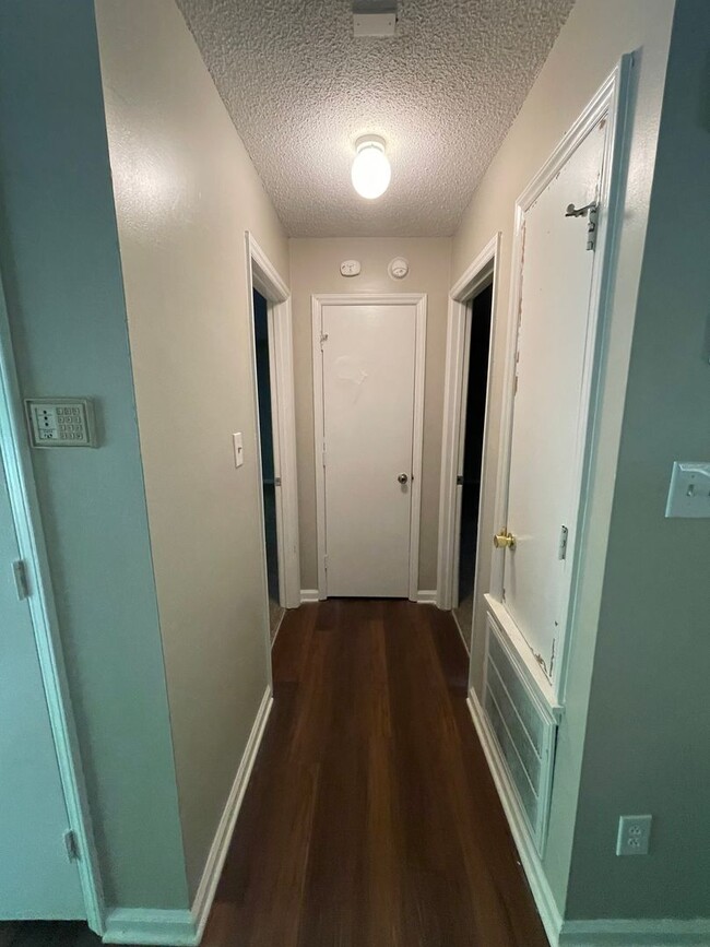 Building Photo - This Adorable 2 bedroom 2 bath duplex is l...
