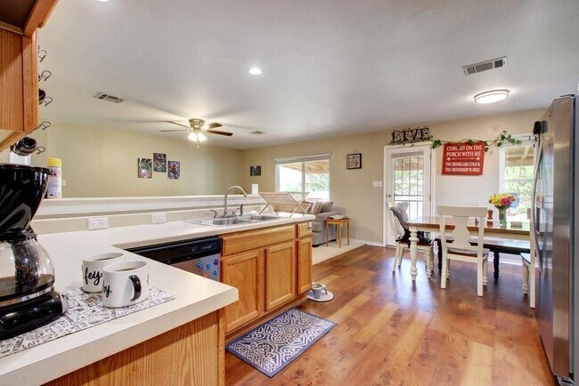 Building Photo - 450 Carriage Way