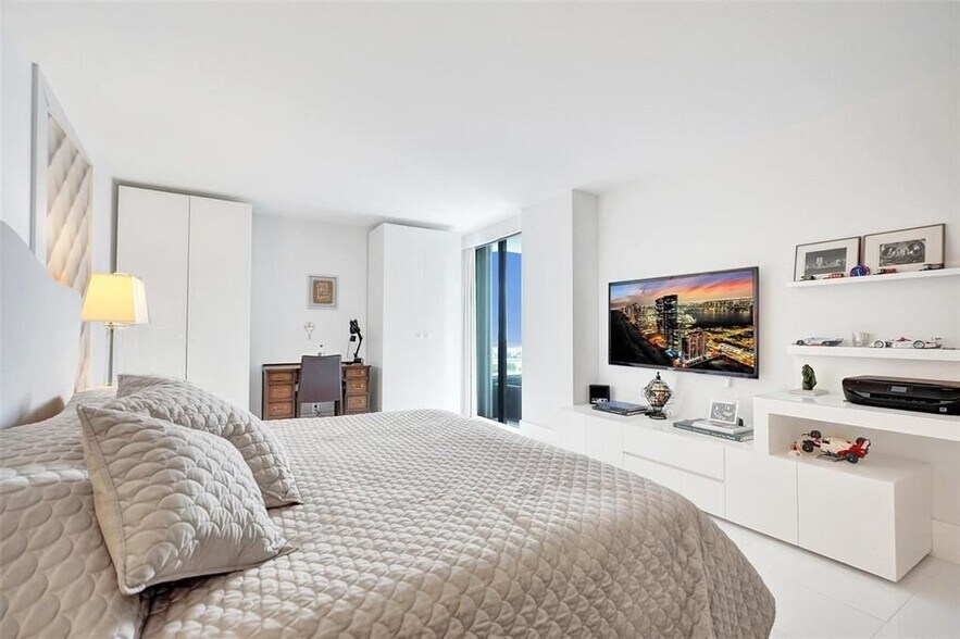 Building Photo - 20355 NE 34th Ct