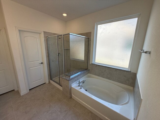 Building Photo - Room for Family and Friends!