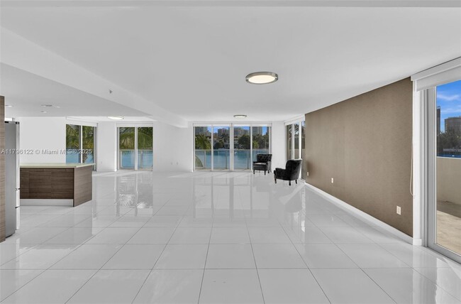 Building Photo - 9901 E Bay Harbor Dr