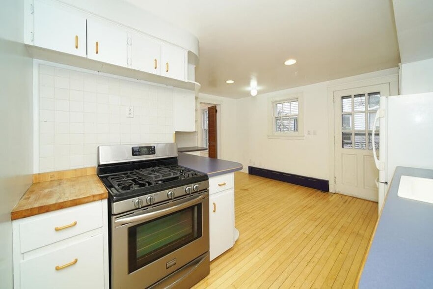 Building Photo - 8 E College St