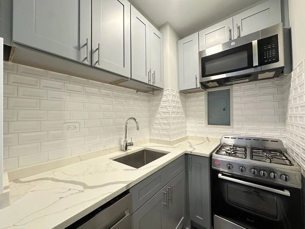 Building Photo - 505 W Belmont Ave