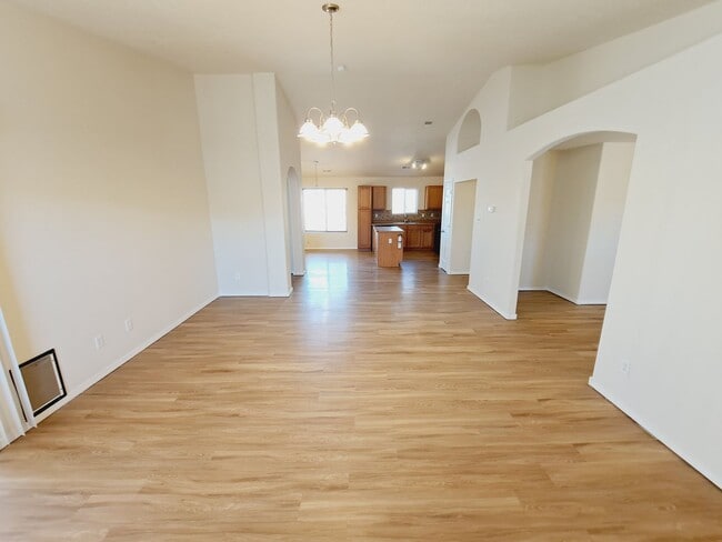 Building Photo - 3 bed 2 bath 1575 sq ft home