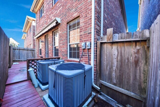 Building Photo - 1510 Olive Park