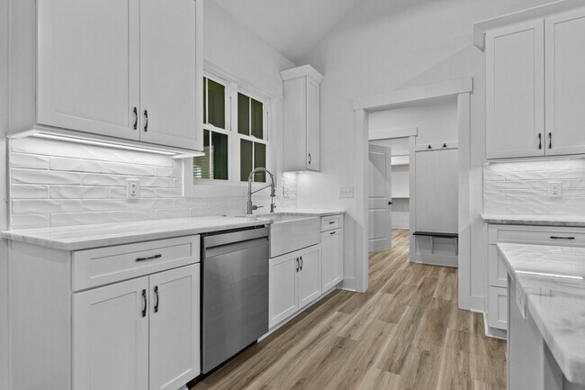 Building Photo - 14 Wisteria Way