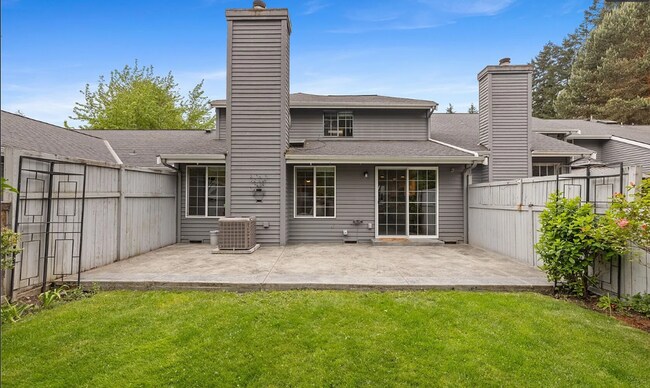 Building Photo - Kent East hill Condo townhome in Village at Single Creek - 3 bedroom 2.5 bath and 2 car garage. A...