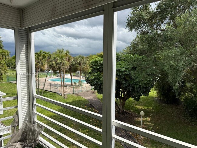 Building Photo - 447 NE 195th St