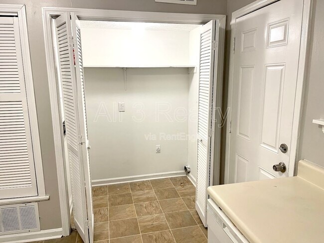 Building Photo - 120 Meadowbrook Ct