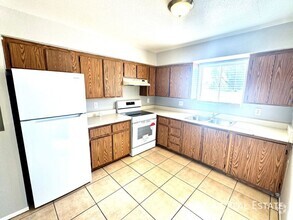 Building Photo - ONE MONTH FREE-2 Bed/1 Bath Ready for Move In