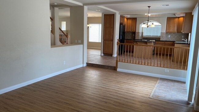 Building Photo - 2 STORY, 2,729 SQ FT HOME, 4 BEDROOMS, 3 BATHROOMS, A LOFT AND A 2 CAR GARAGE IN HENDERSON