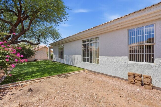 Building Photo - 4 Bed 2 Bath House with a pool!