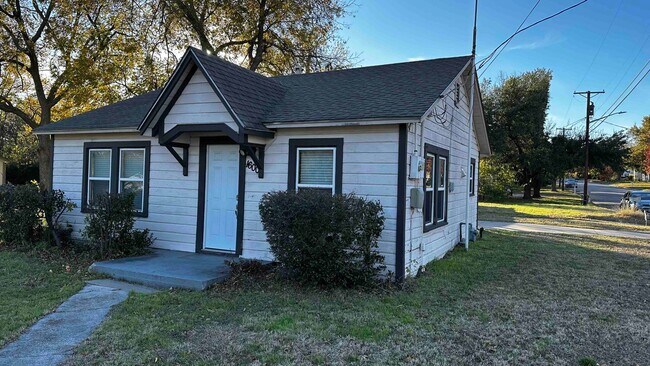 Primary Photo - 2 Bedroom/1 Bath Home - Walking distance to UNT